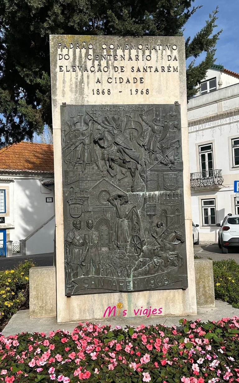 Santarém: Entre Murallas Medievales, Gótico y el Río Tajo Grabado conmemorativo frente de la Cámara M