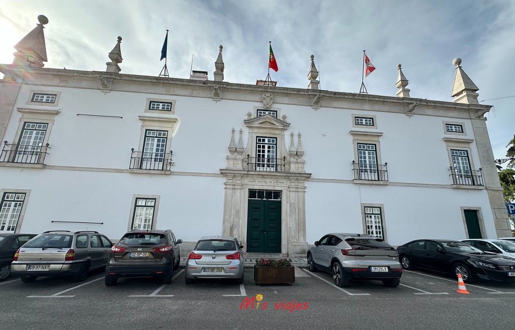 Santarém: Entre Murallas Medievales, Gótico y el Río Tajo Fachada de la Cámara Municipal de Santarém