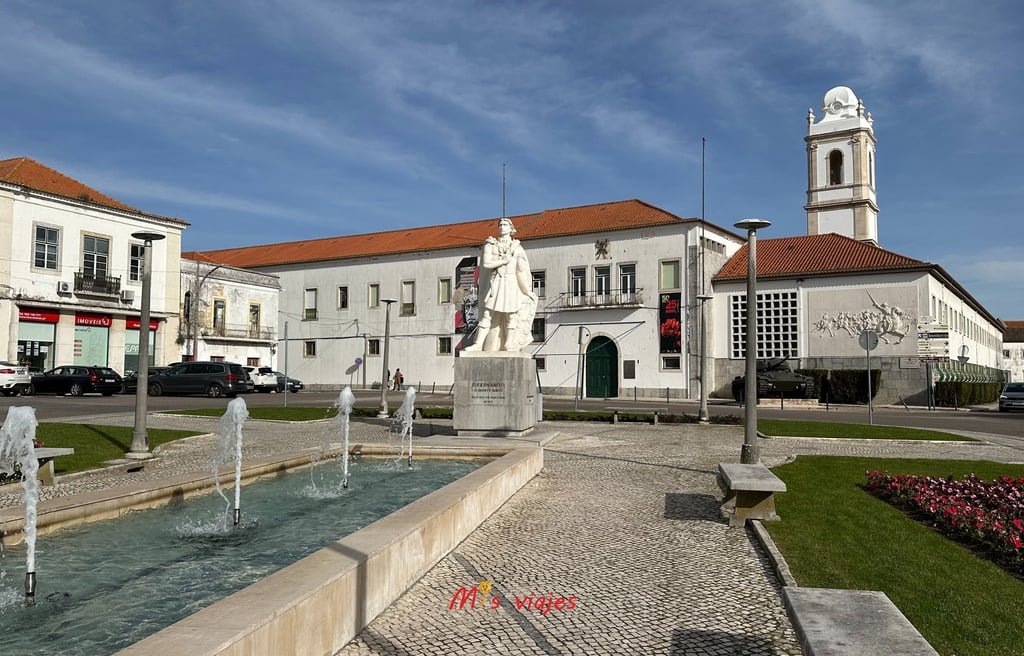 Santarém: Entre Murallas Medievales, Gótico y el Río Tajo Plaza dedicada a Don Fernando, Infante de Portugal
