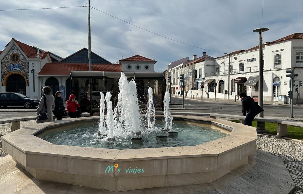 Santarém: Entre Murallas Medievales, Gótico y el Río Tajo Fuente en la Plaza Rua Largo do Infante Santo