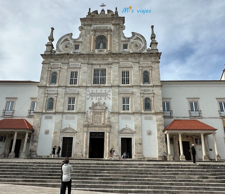 Santarém: Entre Murallas Medievales, Gótico y el Río Tajo Fachada de la Catedral de Nuestra Señora de la Concepción en Santarém