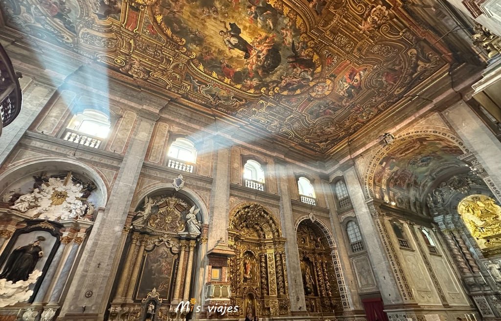 Santarém: Entre Murallas Medievales, Gótico y el Río Tajo Los Ventanales de la Catedral de Santarém dan un aire cálido a esta bella Iglésia