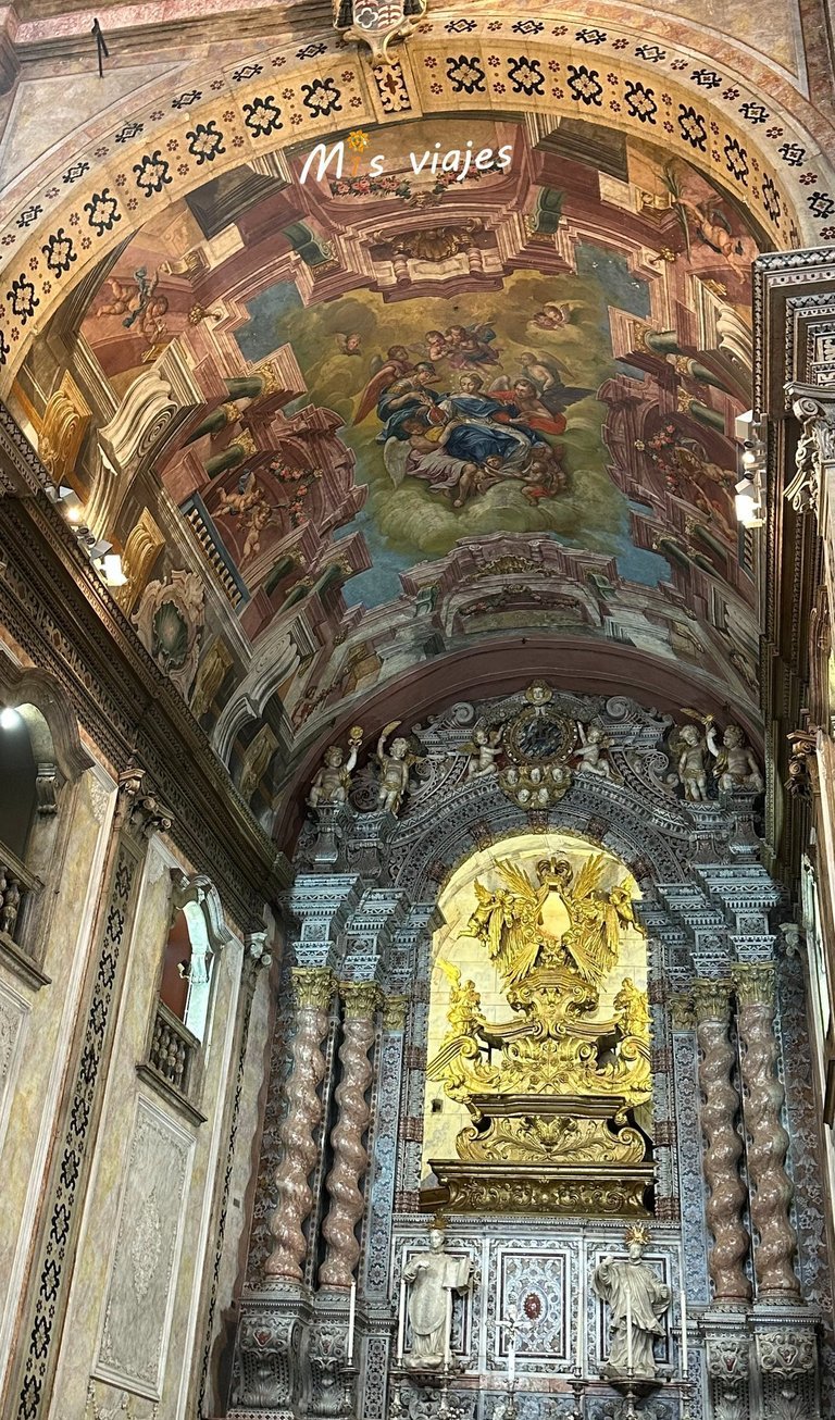 Santarém: Entre Murallas Medievales, Gótico y el Río Tajo Púlpito decorado con escenas religiosas