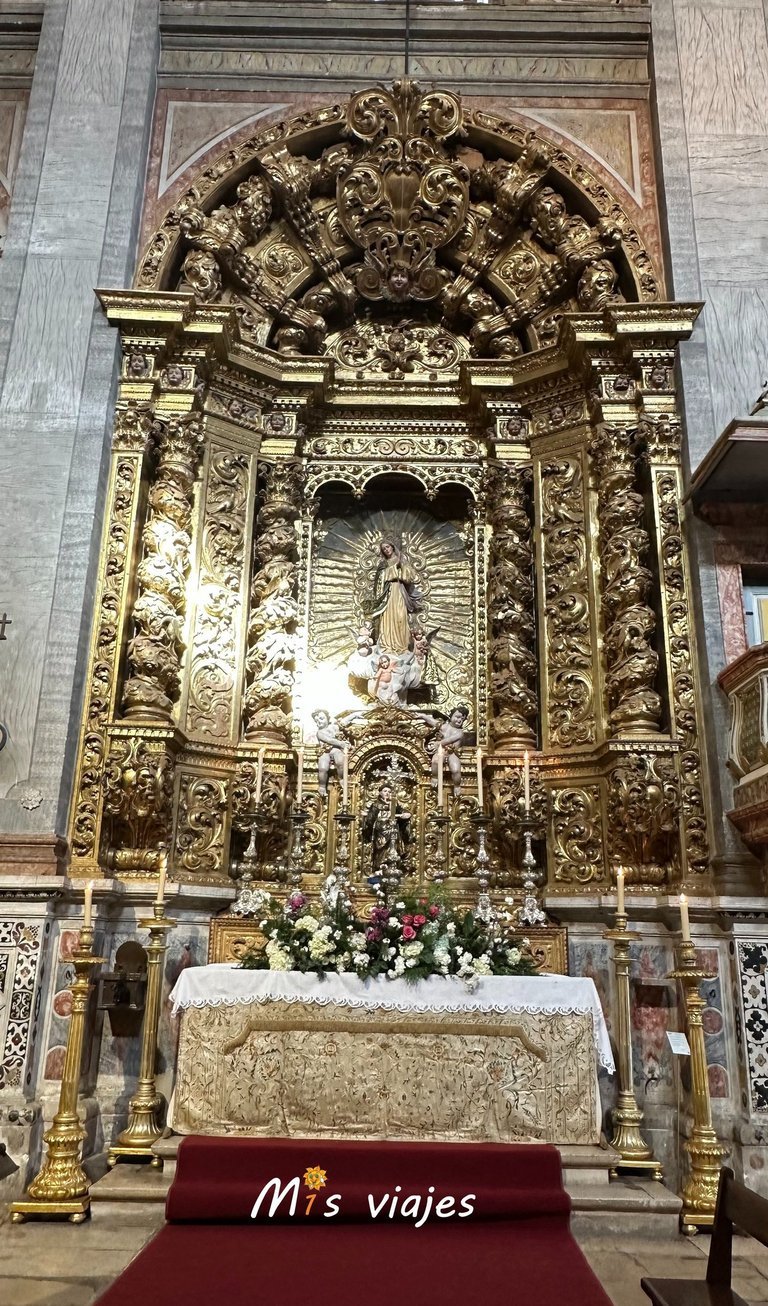 Santarém: Entre Murallas Medievales, Gótico y el Río Tajo Púlpito decorado con escenas religiosas