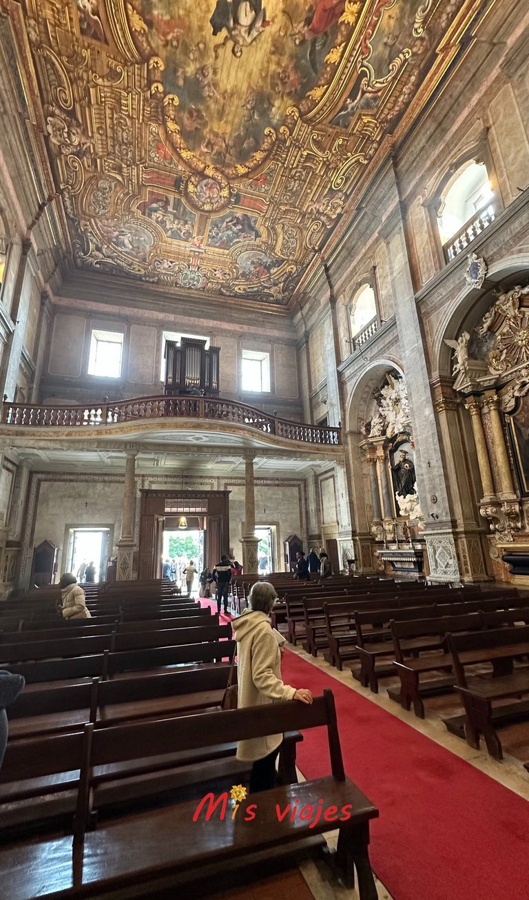 Santarém: Entre Murallas Medievales, Gótico y el Río Tajo Púlpito decorado con escenas religiosas