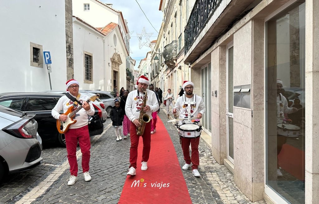 Santarém: Entre Murallas Medievales, Gótico y el Río Tajo Músicos Navideños en la Rúa Capelo e Ivens