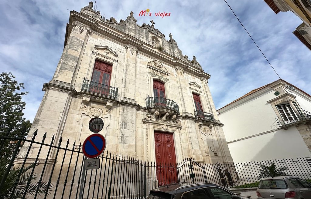 Santarém: Entre Murallas Medievales, Gótico y el Río Tajo Fachada de la Igreja da Misericórdia