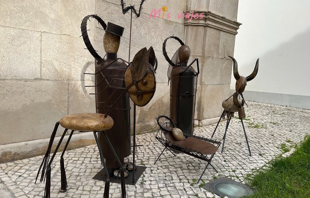 Santarém: Entre Murallas Medievales, Gótico y el Río Tajo Curioso pesebre en la entrada de la Igreja da Misericórdia