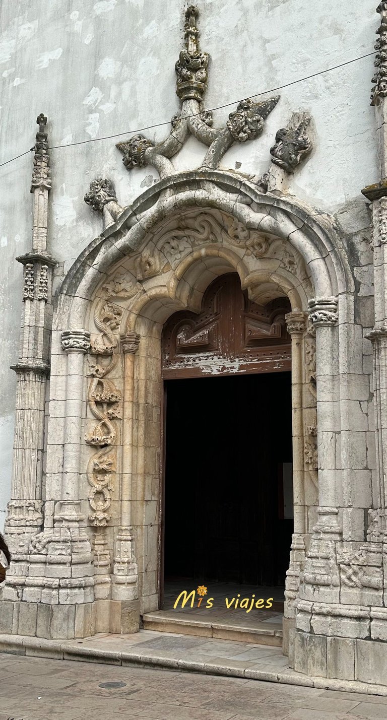 Santarém: Entre Murallas Medievales, Gótico y el Río Tajo Puerta de la Igreja Santa Maria de Marvila