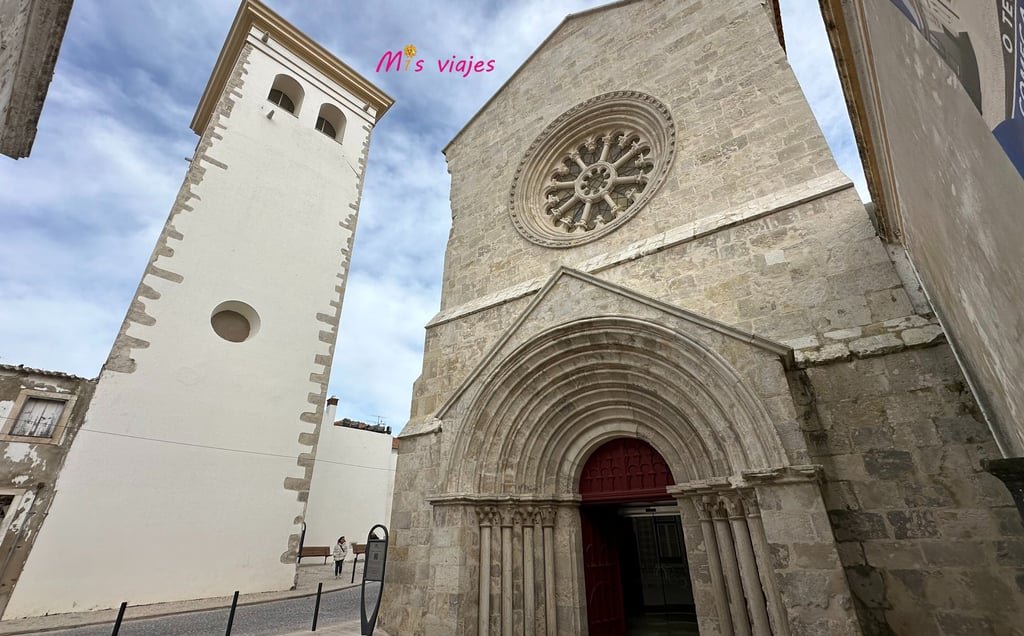 Santarém: Entre Murallas Medievales, Gótico y el Río Tajo la Igreja de Sao Joao de Alporao y la Torre do Relogio.