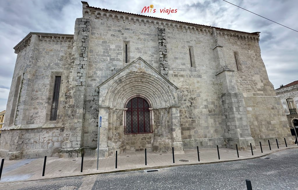 Santarém: Entre Murallas Medievales, Gótico y el Río Tajo Bella panorámica del lateral de la Igreja de Sao Joao de Alporao en Santarém