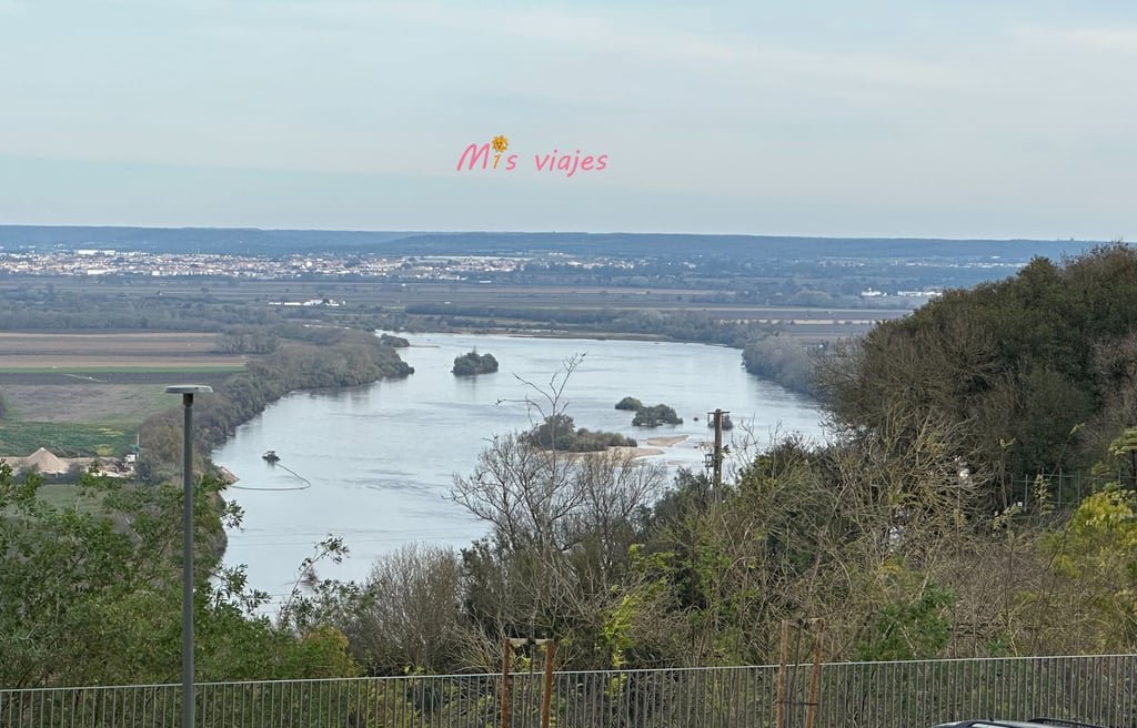 Santarém: Entre Murallas Medievales, Gótico y el Río Tajo Panorámica del río Tajo pasando por Santarém