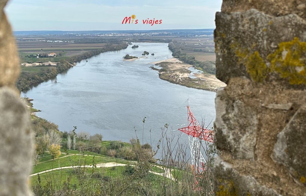 Santarém: Entre Murallas Medievales, Gótico y el Río Tajo Panorámica del río Tajo entre la muralla de la ciudad de Santarém