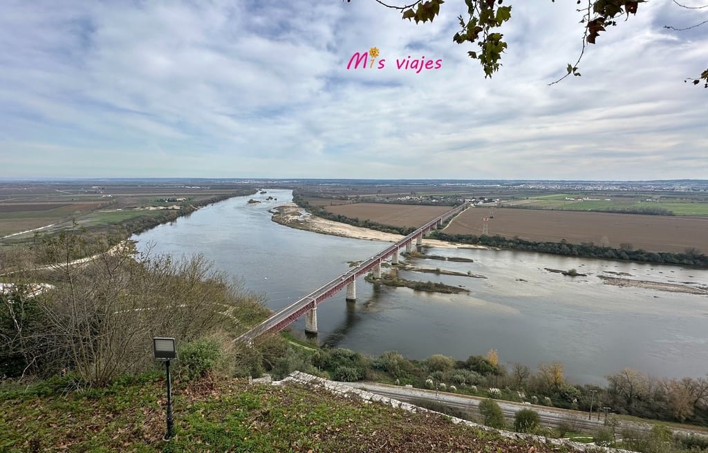 Santarém: Entre Murallas Medievales, Gótico y el Río Tajo Bella panorámica del río Tajo bordeando las murallas