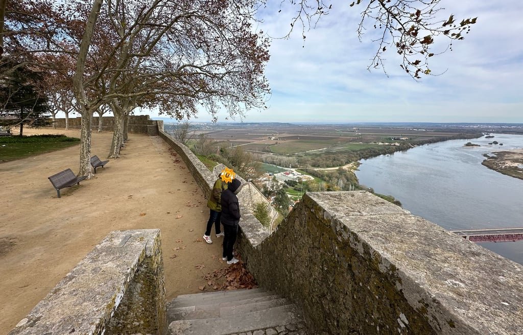 Santarém: Entre Murallas Medievales, Gótico y el Río Tajo El tajo serpenteante frente a las murallas de Santarém