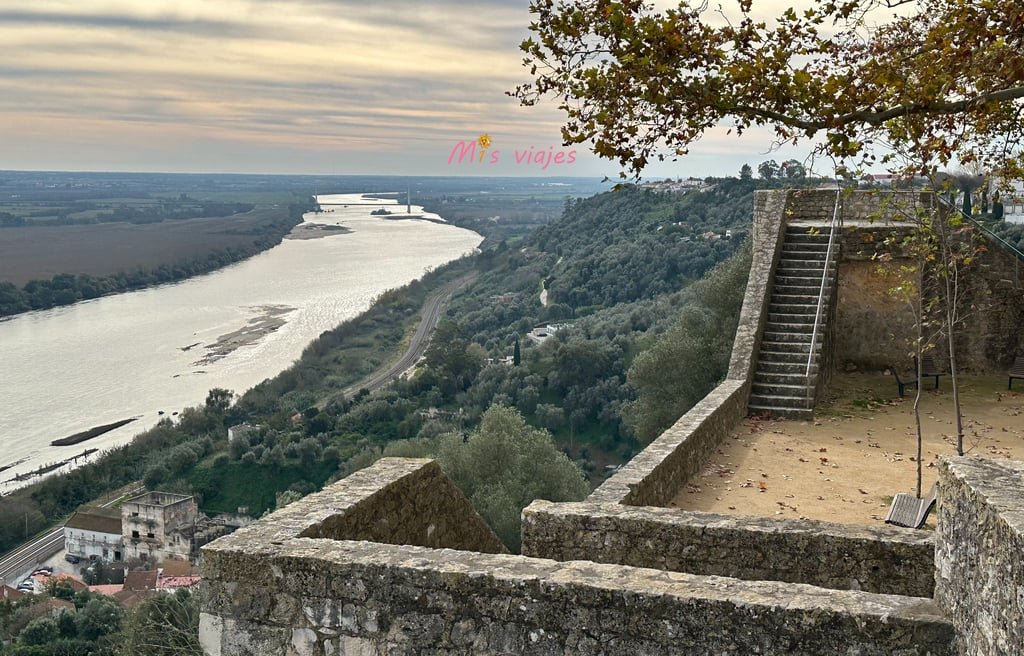Santarém: Entre Murallas Medievales, Gótico y el Río Tajo Río Tejo protagonista en el paisaje de la ciudad de Santarém
