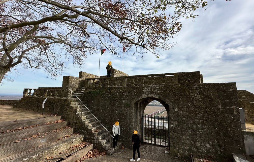 Santarém: Entre Murallas Medievales, Gótico y el Río Tajo Panorámica de parte de la fortaleza que protegía a Santarém