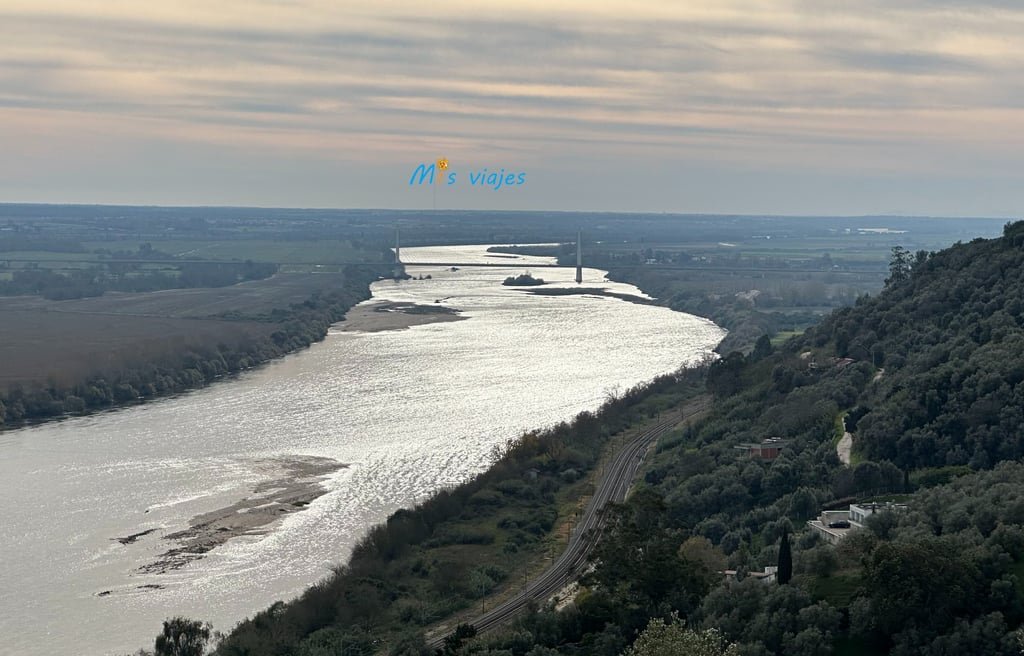 Santarém: Entre Murallas Medievales, Gótico y el Río Tajo El río Tejo baña las tierras que discurren por Santarém