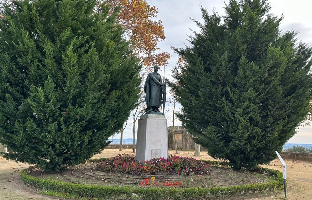 Santarém: Entre Murallas Medievales, Gótico y el Río Tajo Monumento al Rey Afonso I de Portugal también conocido como Dom Afonso Henriques