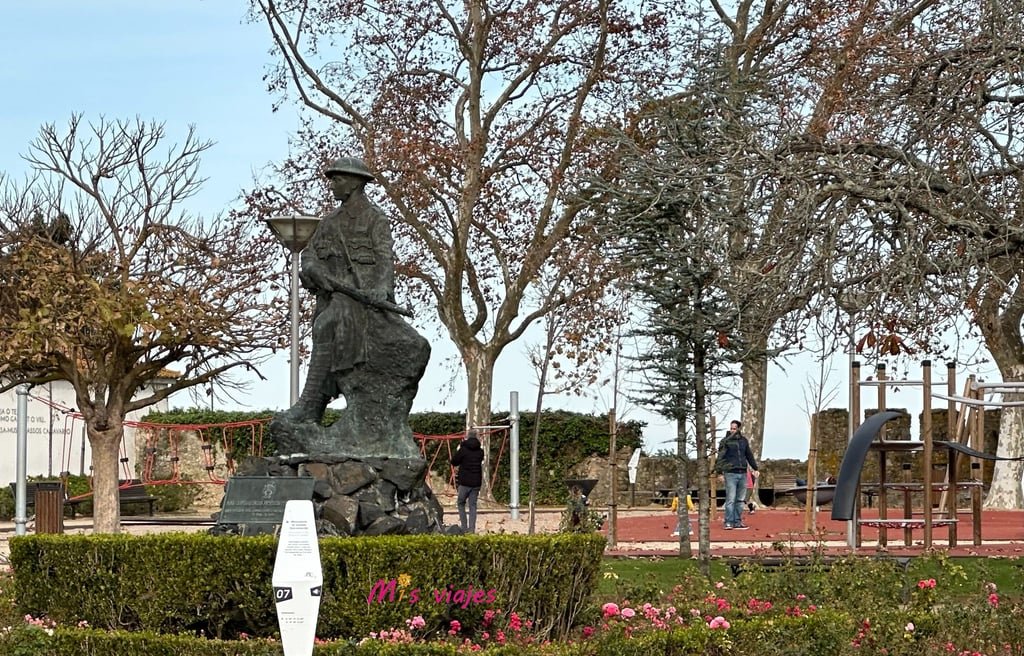 Santarém: Entre Murallas Medievales, Gótico y el Río Tajo Figura conmemorativa de recuerdo a los soldados desconocidos perdidos en las guerras