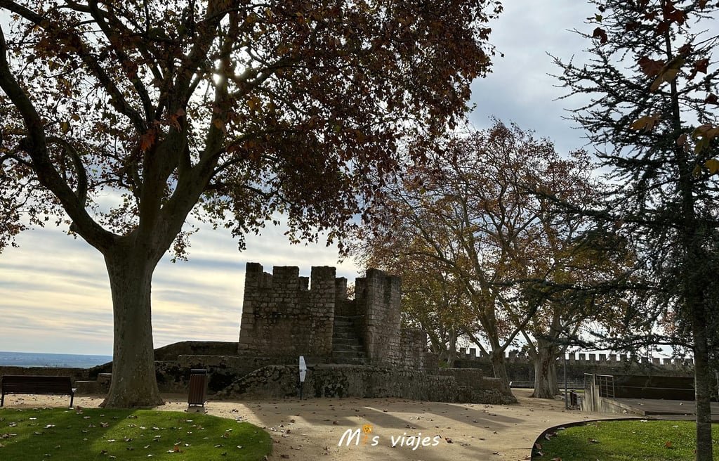 Santarém: Entre Murallas Medievales, Gótico y el Río Tajo Panorámica del Jardim Portas do Sol en Santarém