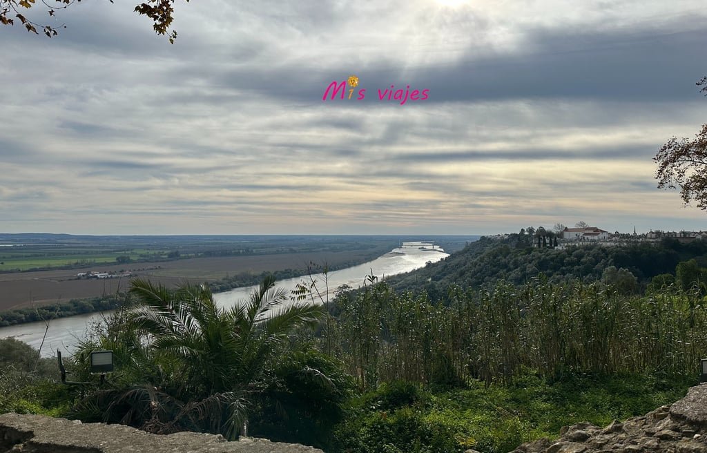Santarém: Entre Murallas Medievales, Gótico y el Río Tajo Bella escalera en la muralla de la ciudad de Santarém