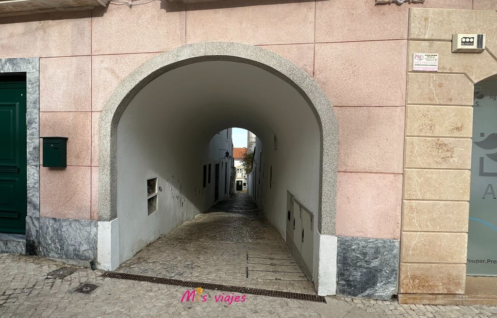 Santarém: Entre Murallas Medievales, Gótico y el Río Tajo Pasadizos de la muralla en Santarém
