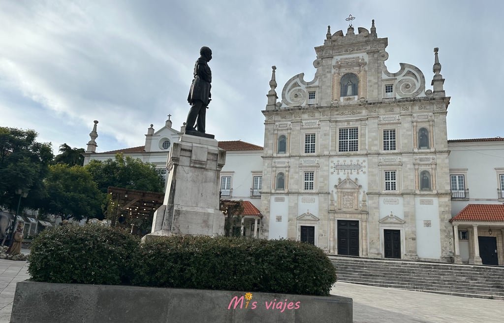 Santarém: Entre Murallas Medievales, Gótico y el Río Tajo Praça Sa Bandeira con la Catedral de Nossa Senhora da Conceição