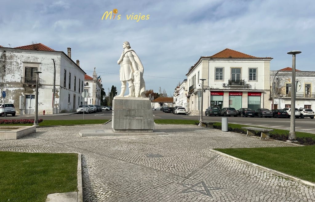 Santarém: Entre Murallas Medievales, Gótico y el Río Tajo Plaza dedicada a Don Fernando, Infante de Portugal