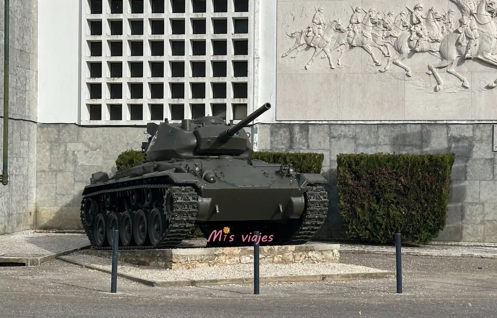 Santarém: Entre Murallas Medievales, Gótico y el Río Tajo Tanque M24 Chaffee Recuerdo de la Revolución de los Claveles de 1974