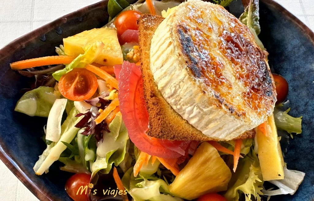 ensalada de rulo de cabra