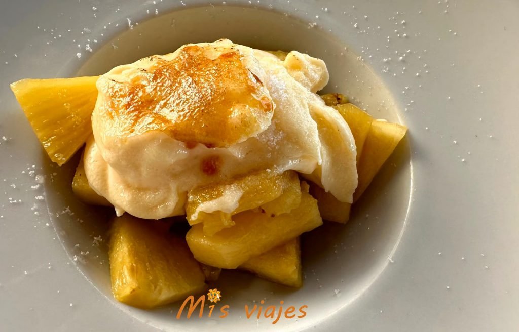 piña con crema catalana quemada