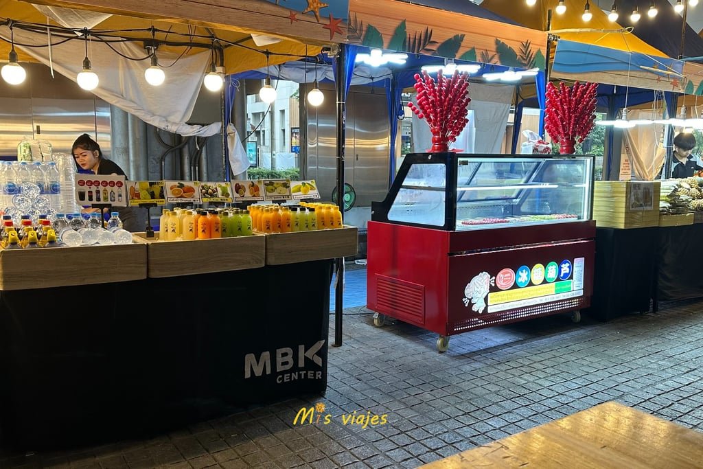 Puestecillos de comida tailandesa en la entrada del MBK
