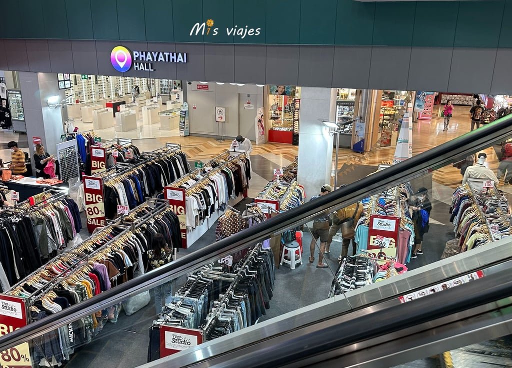 Tiendas de ropa de oferta llenas de colores llamativos en el MBK 