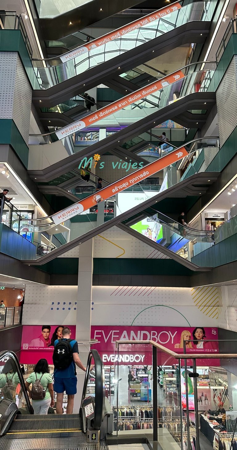 Escaleras mecanizadas del MBK de Bangkok