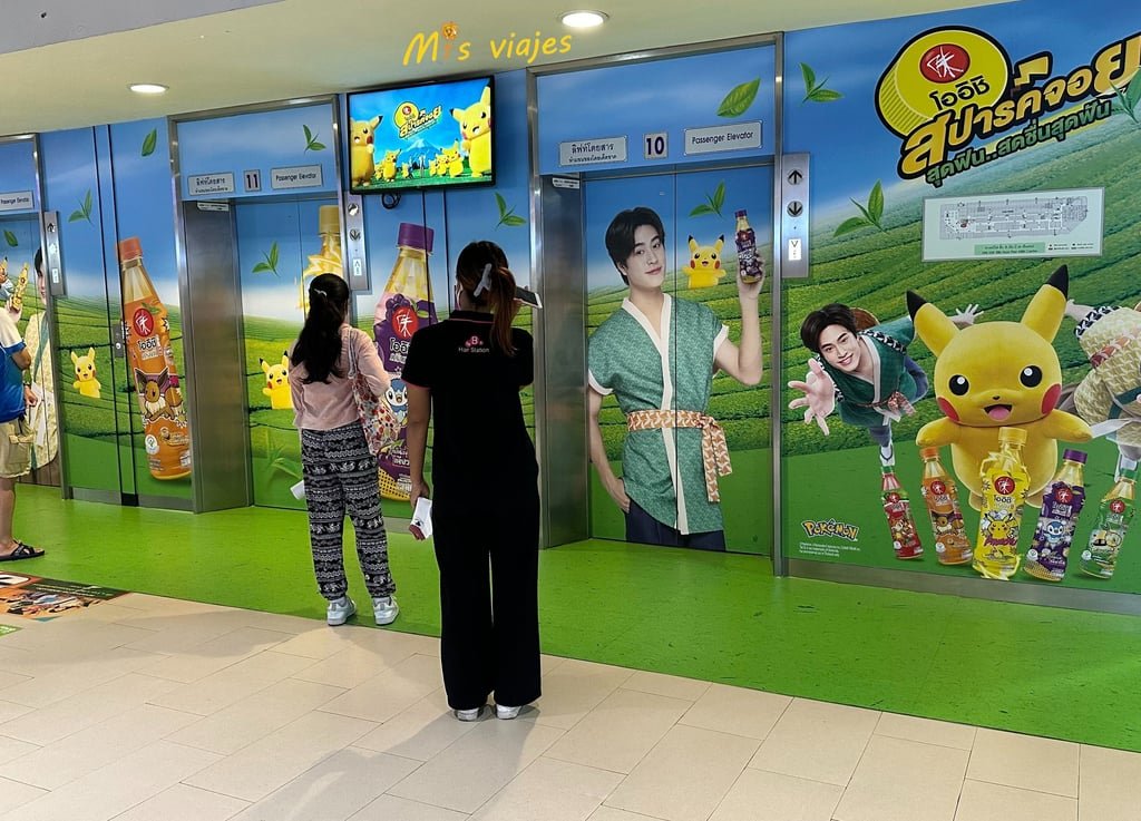 La zona de ascensores del MBK en la sexta planta está inspirado en el famoso Pikachu