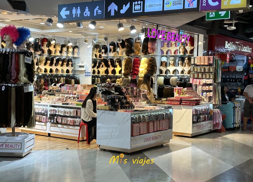 Pelucas, postizos, coletas, todo lo que te puedas imaginar en esta tienda del MBK