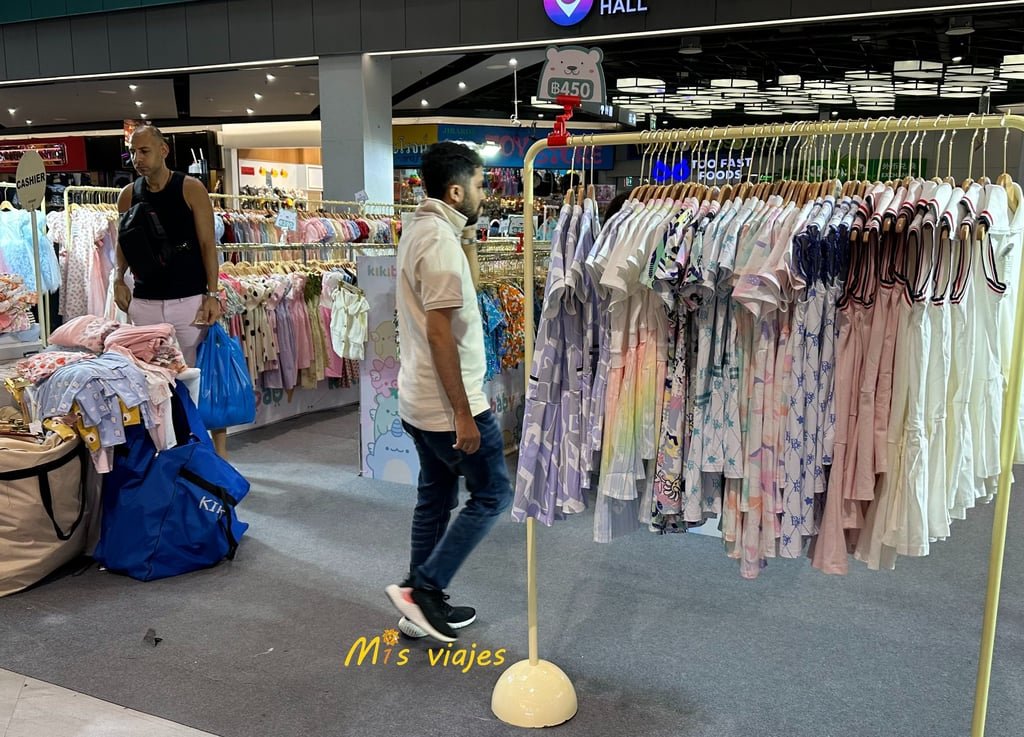 Interior del Centro Comercial MBK en Bangkok