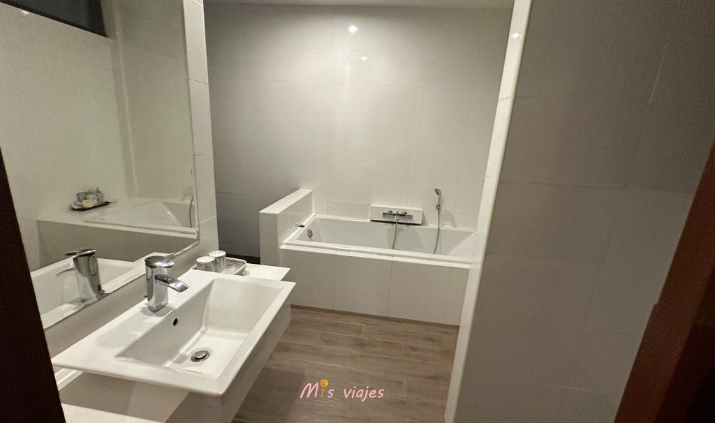 Baño amplio con bañera y ducha
