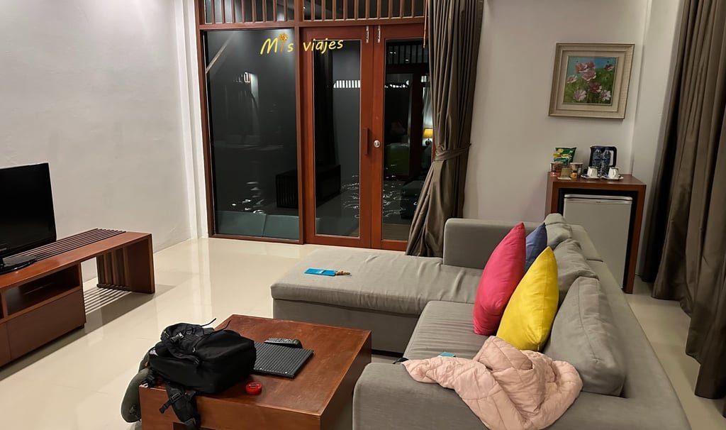 Panorámica del salón con salida directa a la piscina 