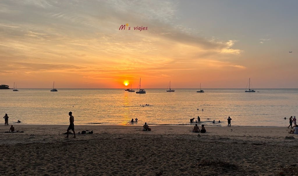 La gente aparecen para ver el atardecer