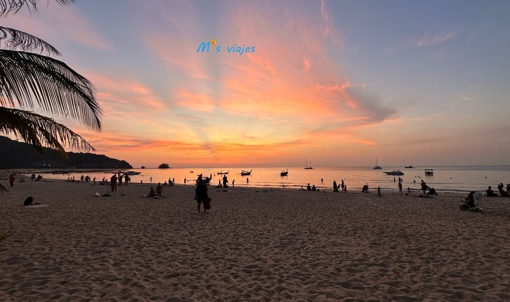 La gente se aglutina para ver el atardecer