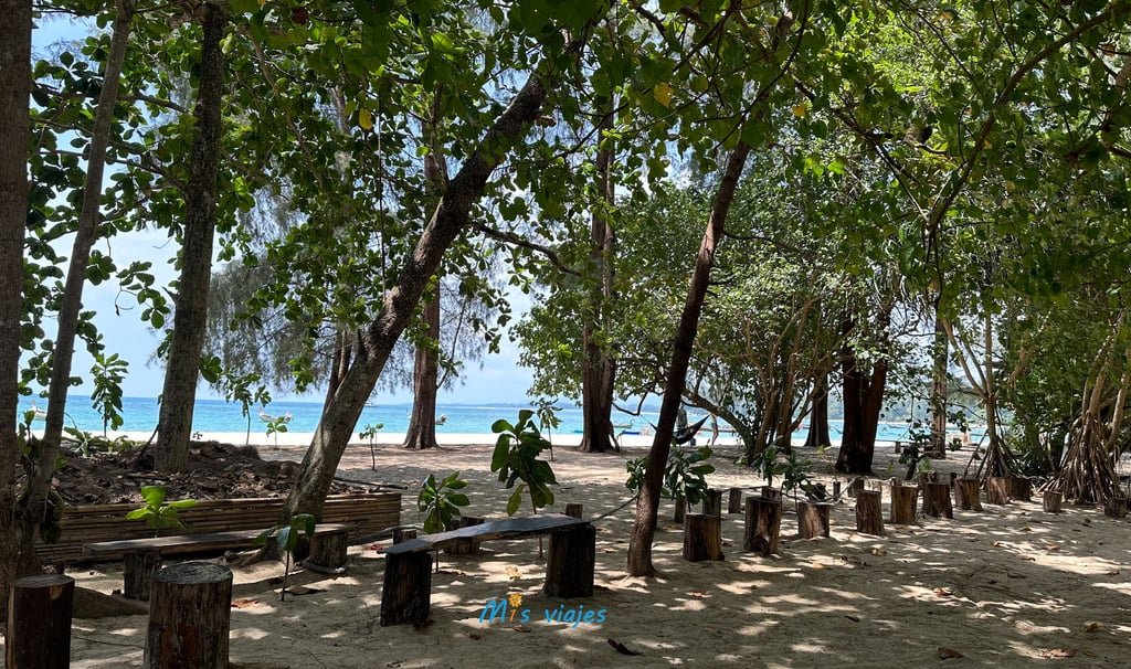 Bella panorámica del Parque Nacional Sirinat frente a Naiyang Beach