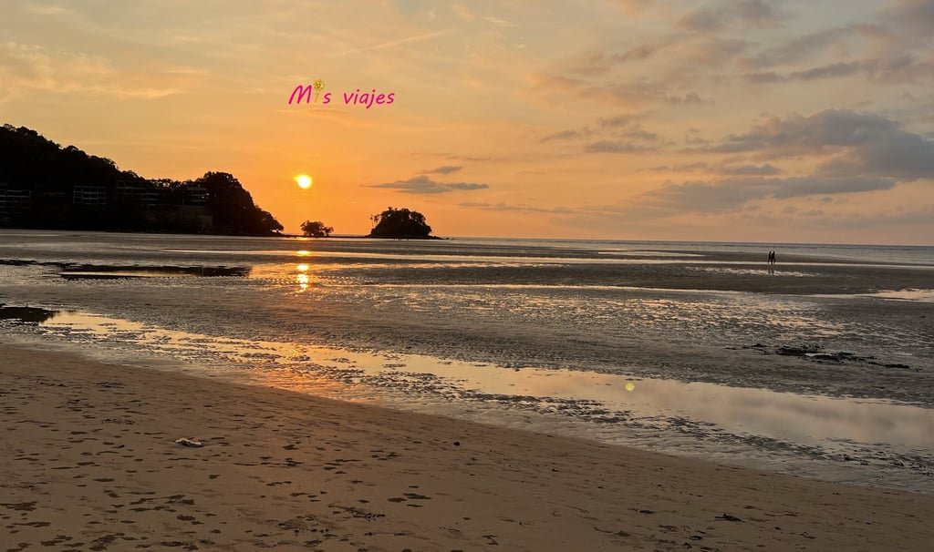 Preciosa puesta de sol sobre el mar de Andaman