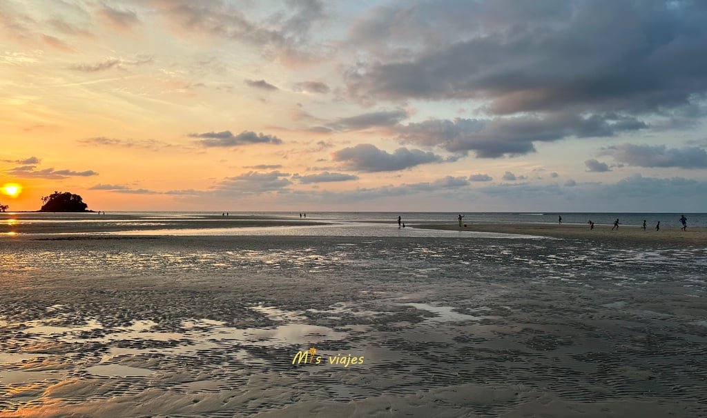 Panorámica de la puesta de sol en Naiyang Beach