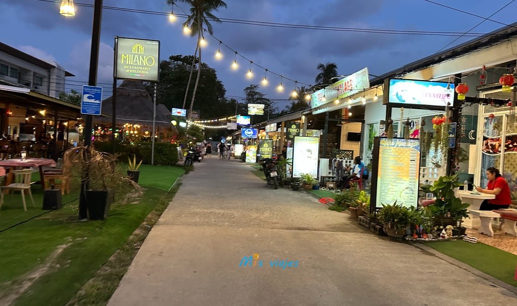 La pequeña villa de Naiyang se viste de luces cuando cae la noche