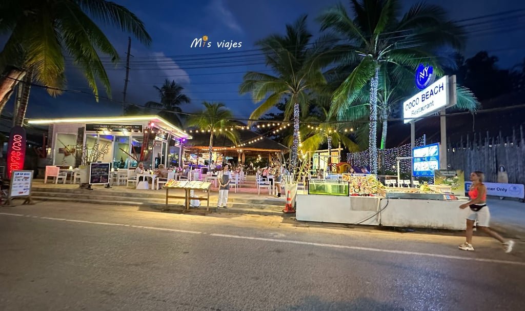 La pequeña villa de Naiyang se viste de luces cuando cae la noche