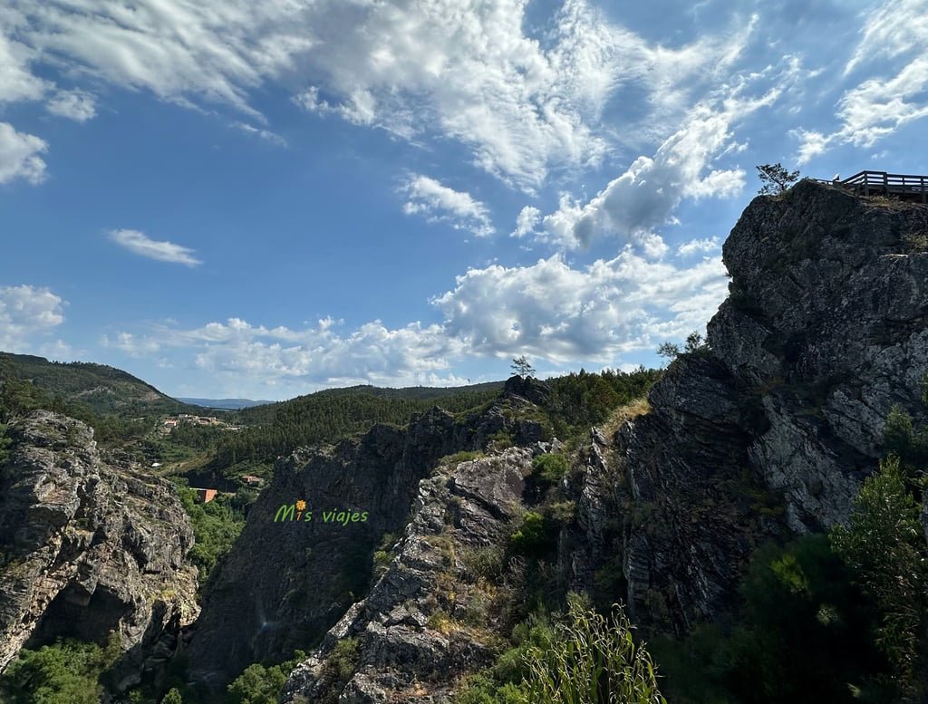Calmada vista sobre la Sierra Lousa en Portugal
