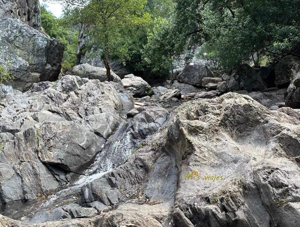 Recorrido del río Alge a la altura de la playa fluvial de las Fragas de Sao Simao