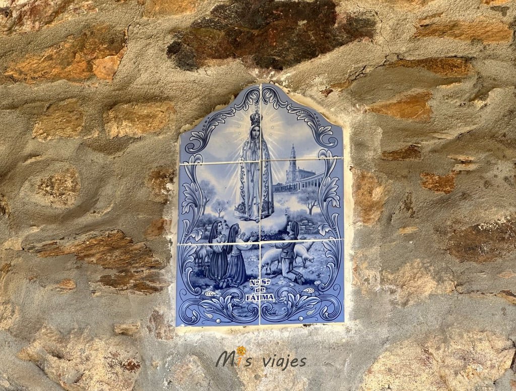 Imagen de Nuestra Señora de Fátima en una fachada en Casal de Sao Simao